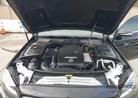 2015 Mercedes-Benz C 300 4Matic z USA, uszkodzony, nr VIN 55SWF4KB7FU032225